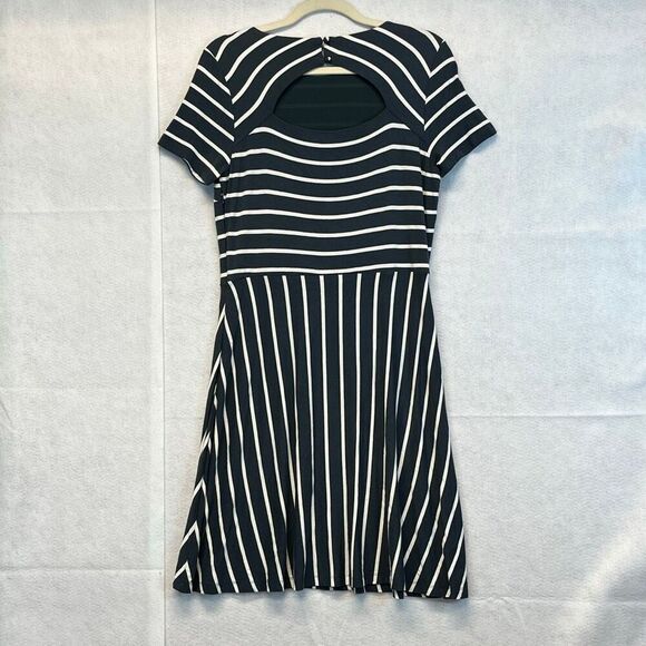LOFT Knee Length Dress Sz 8 Blue White Striped Fit & Flare Short Sleeve Cut Out - Picture 9 of 13